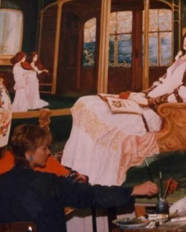 Leith Ridley, pinceau à la main, peignant une grande scène décorative
